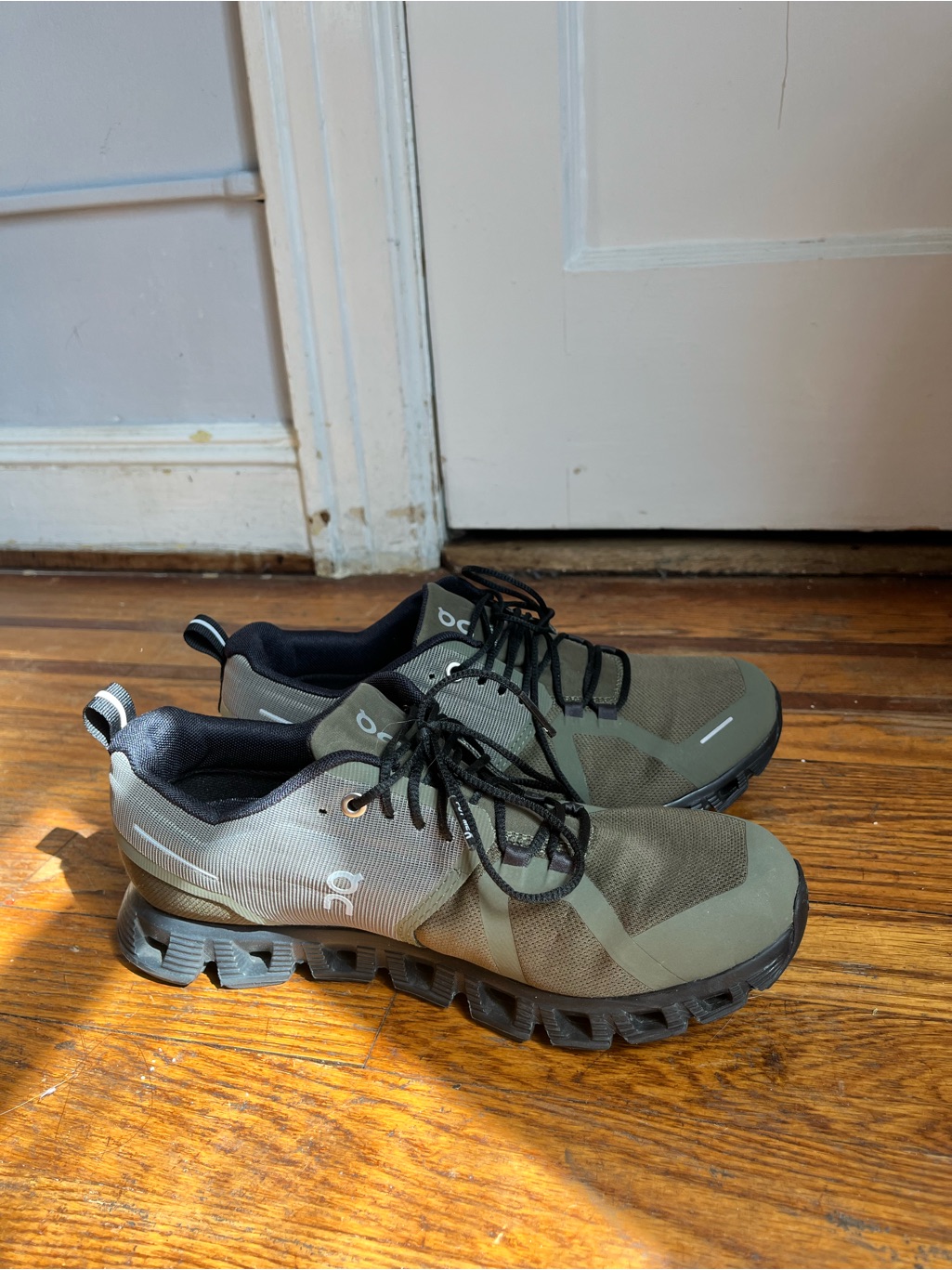 Basically New* On Running Cloud Womens Running Shoes In Olive/Black
